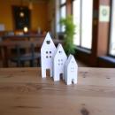 Set aus drei weißen Raysin Lichthäusern in verschiedenen Größen, handgegossen im modernen Skandi‑Stil.